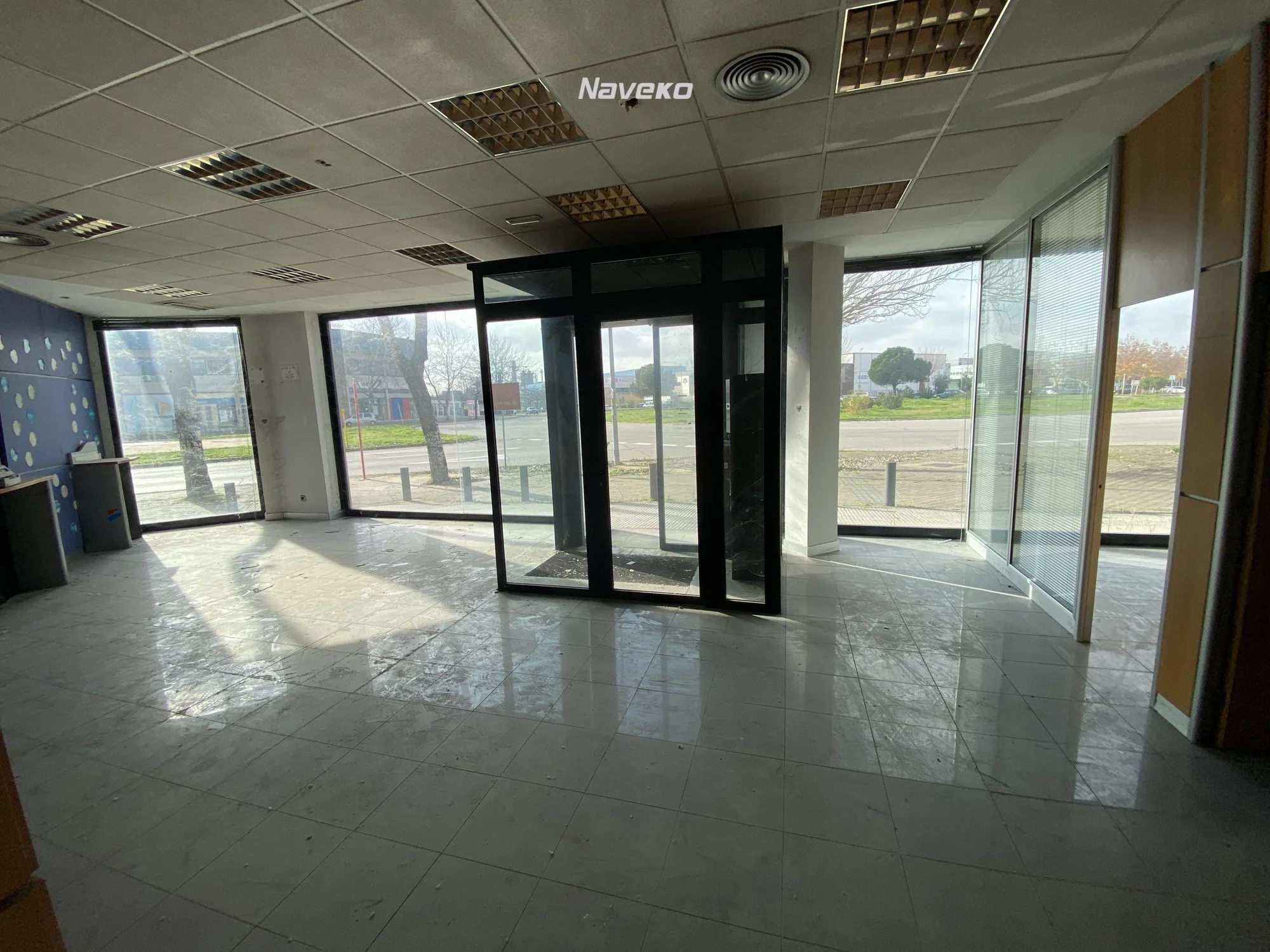 Nave comercial visible de 300 m²