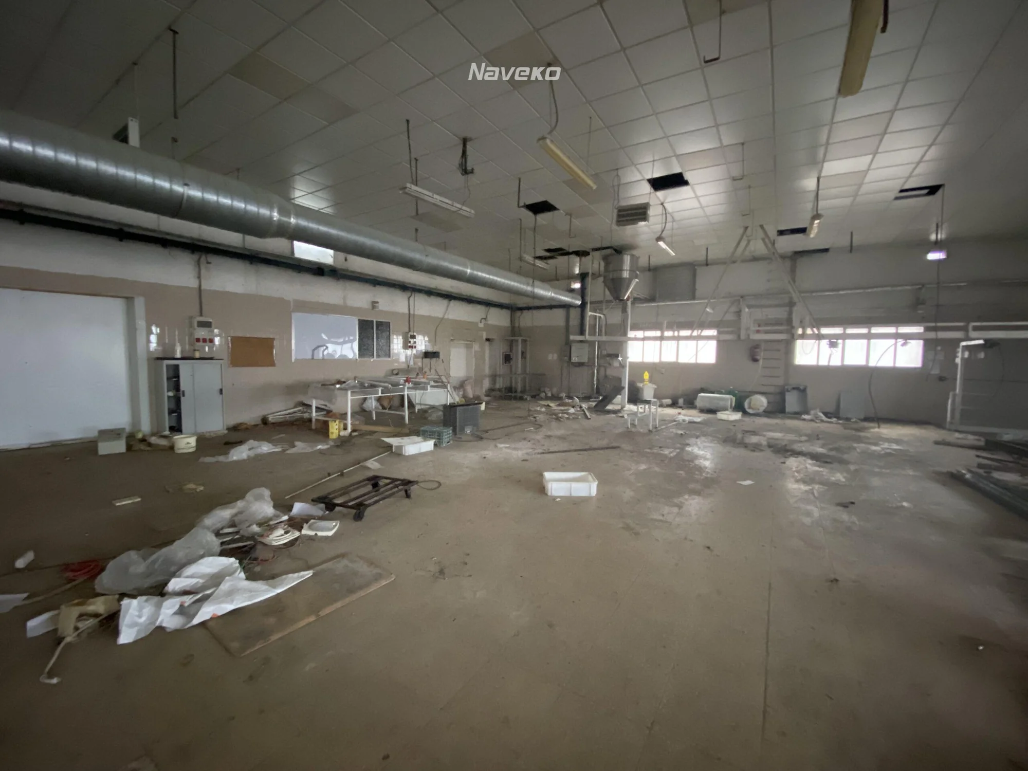 Nave industrial independiente de 2.526 m²