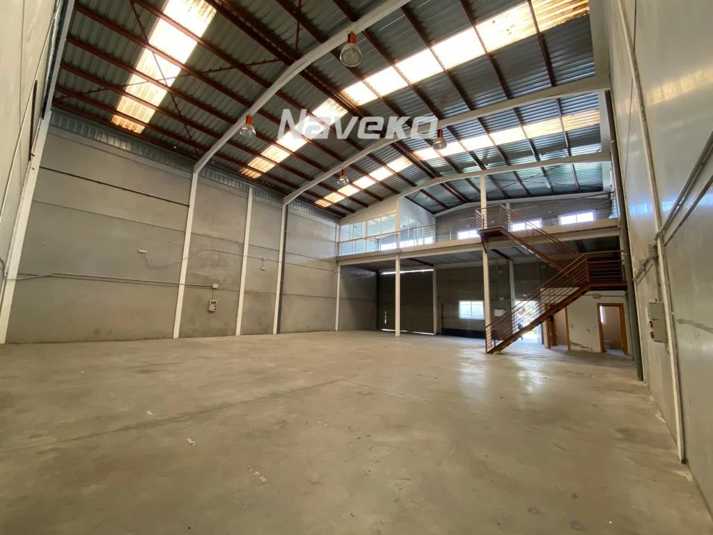 Industrial warehouse with offices, 414 m²