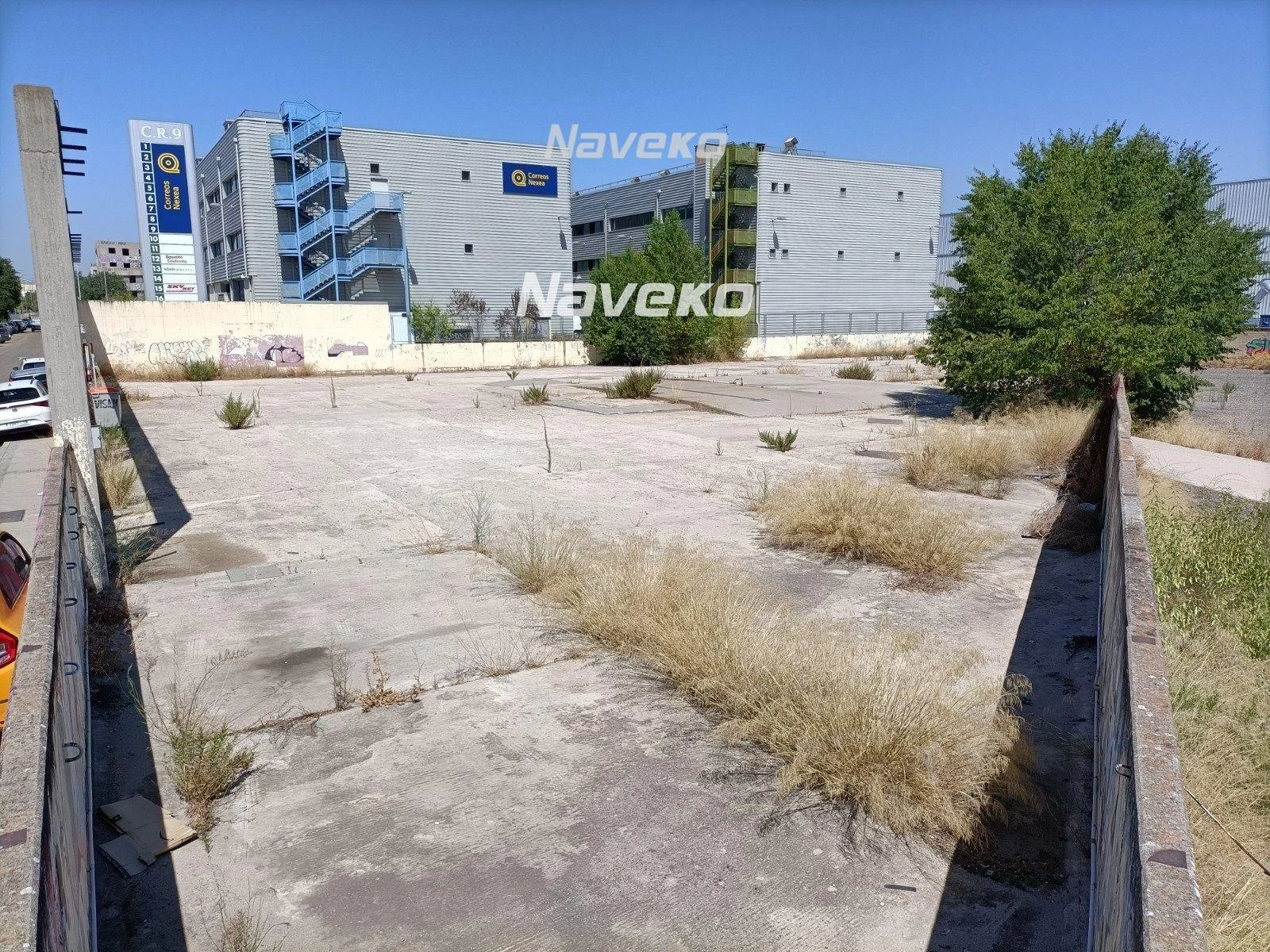 Parcela asfaltada y vallada en Coslada