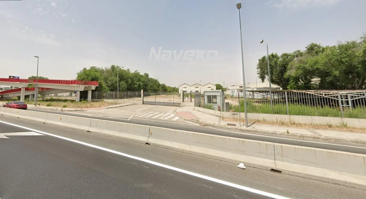 Suelo industrial con fachada a la M-300