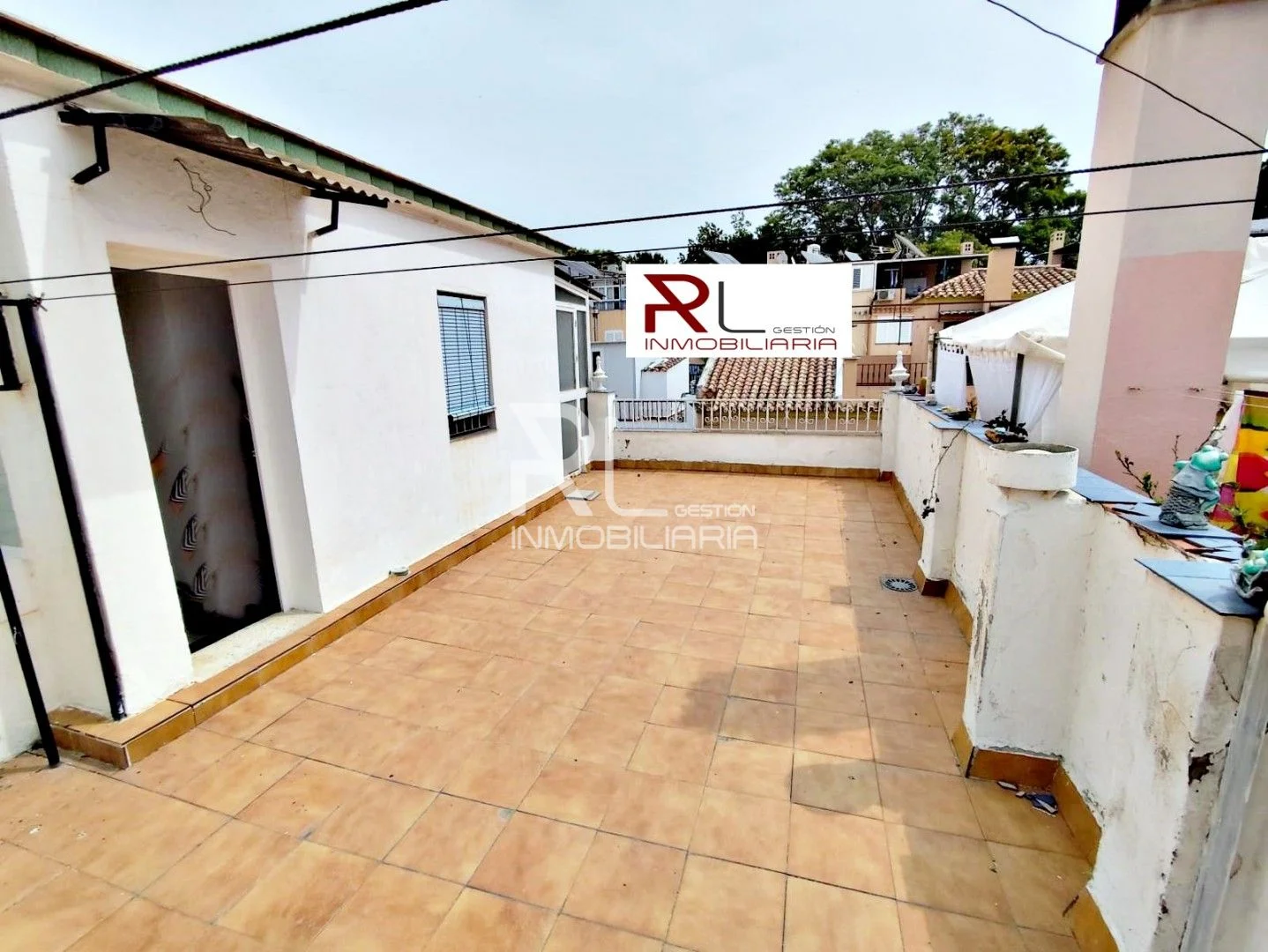 Three-bedroom house with included premises