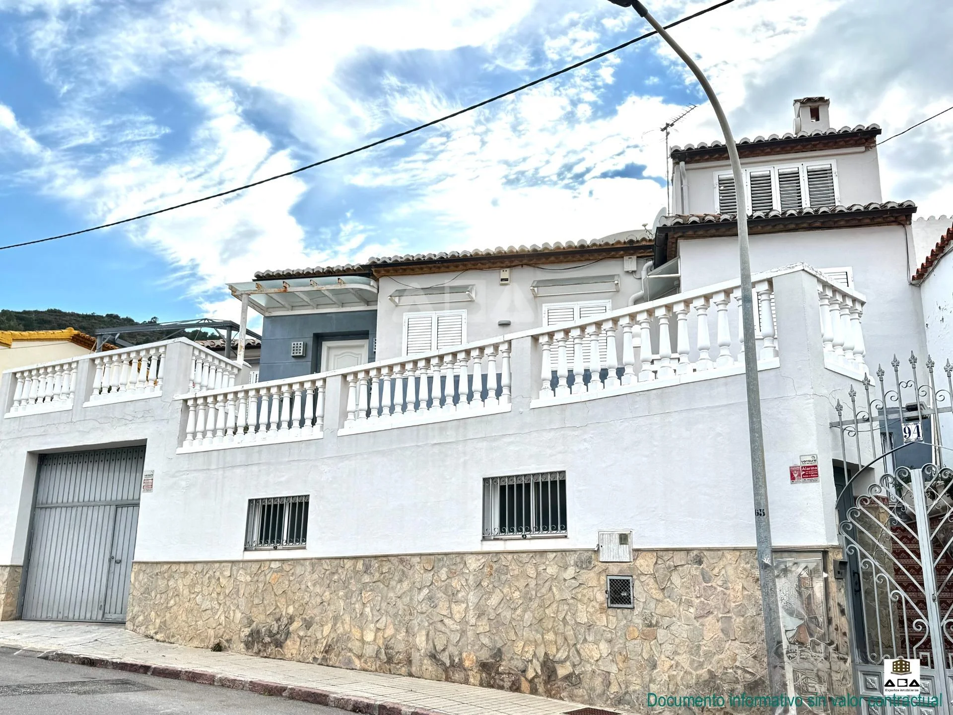 Chalet reformado con grandes terrazas