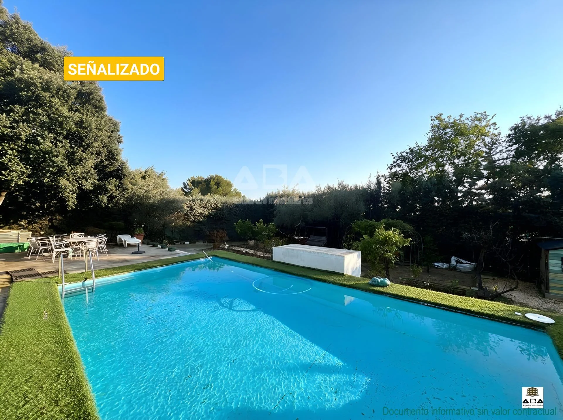 Chalet independiente con gran parcela llana
