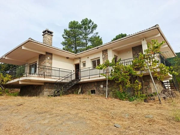 Single-level chalet with large plot