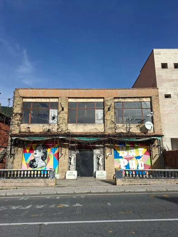 Edificio comercial con potencial de reforma