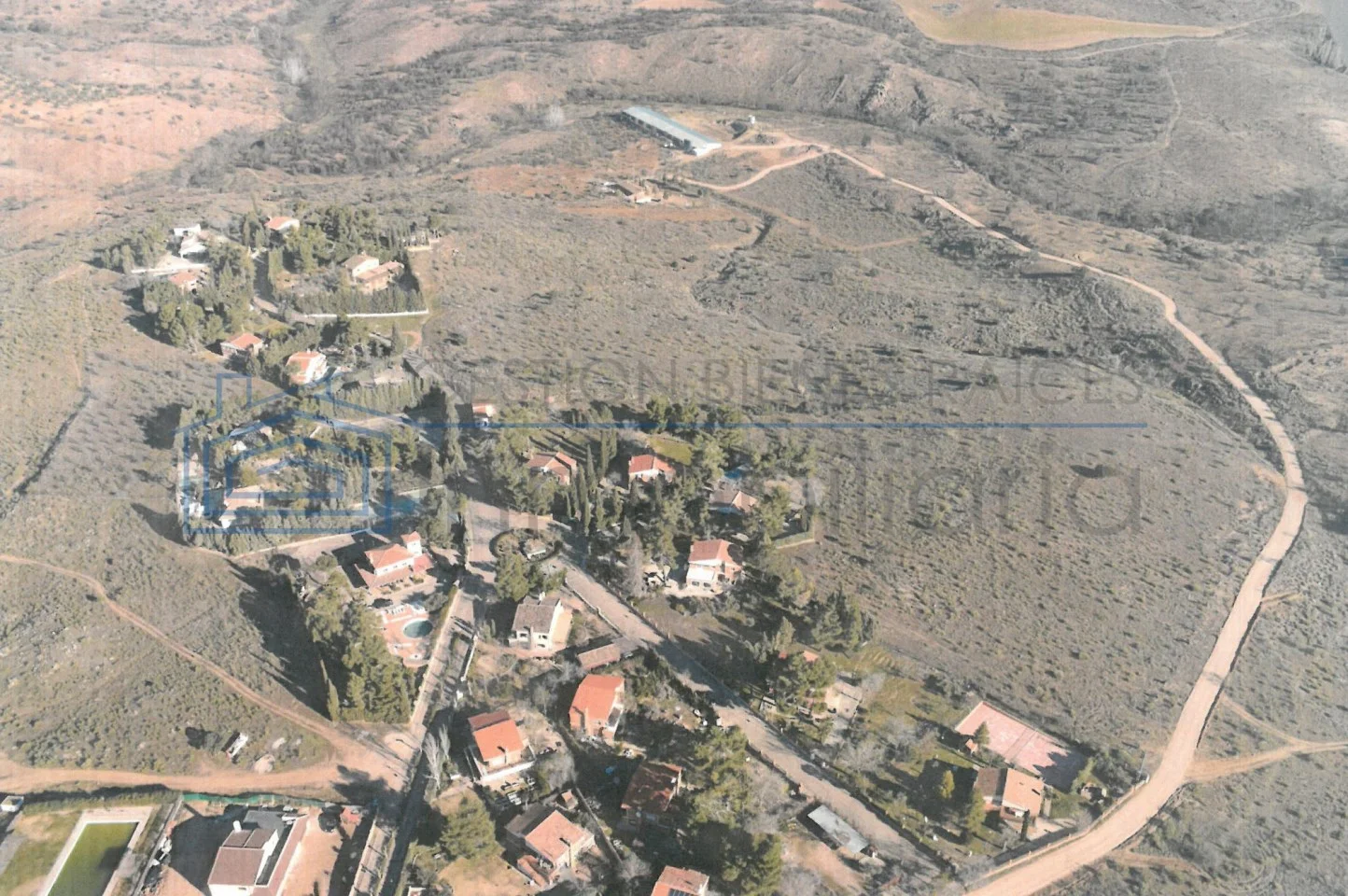 Finca rústica con granja avícola activa