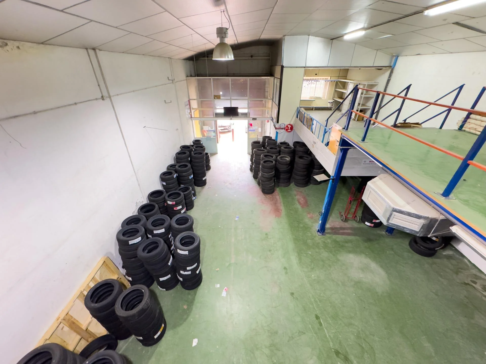 Industrial warehouse near M-404, 327 m²