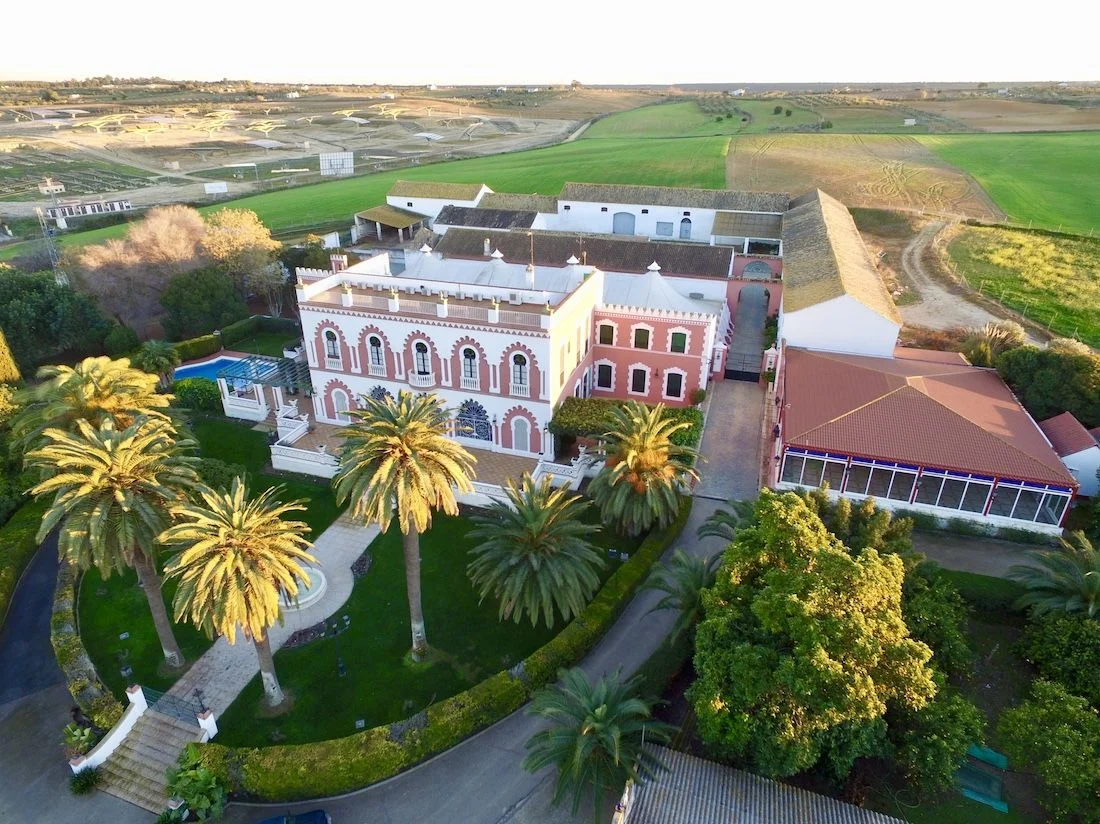 Hacienda restaurada con instalaciones ecuestres