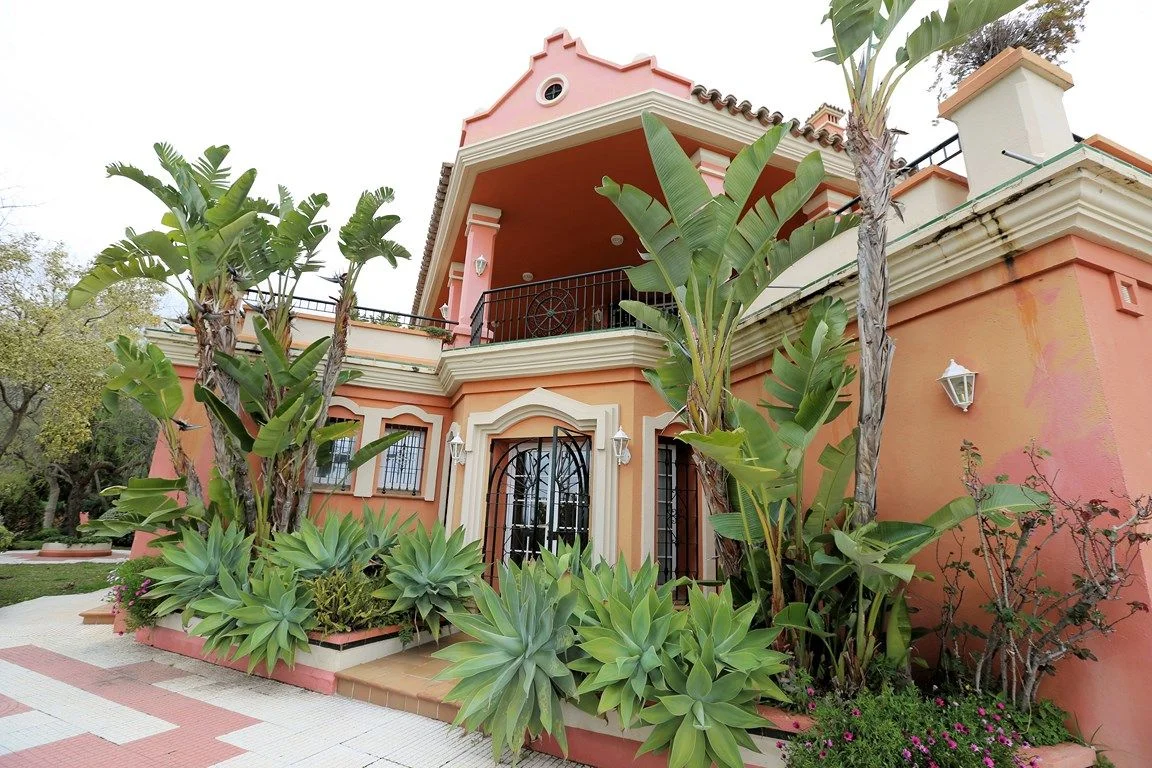 Villa frontal al mar en Mijas con seis dormitorios