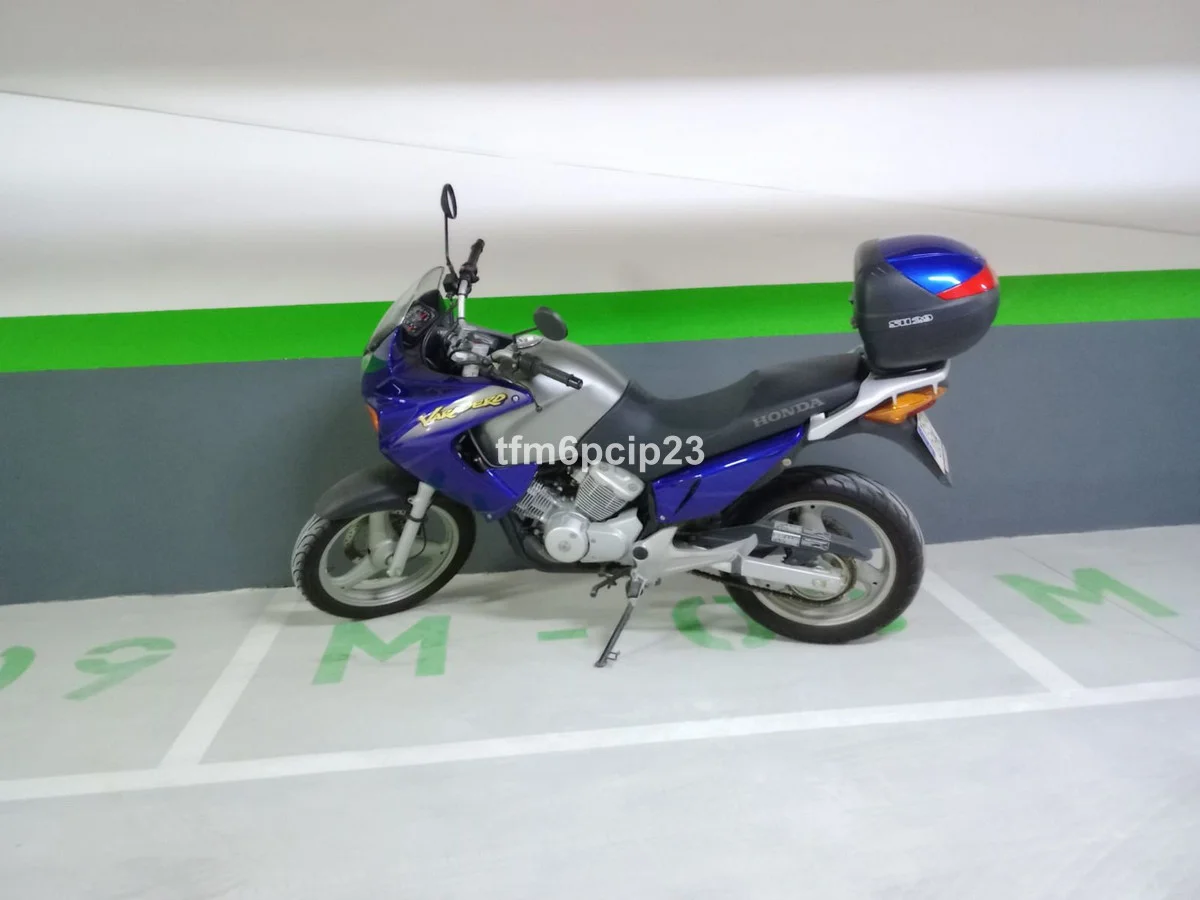 Garaje de moto cerca del centro
