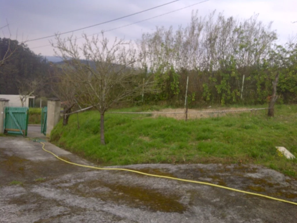 Serviced 1,200 m² plot with outbuildings