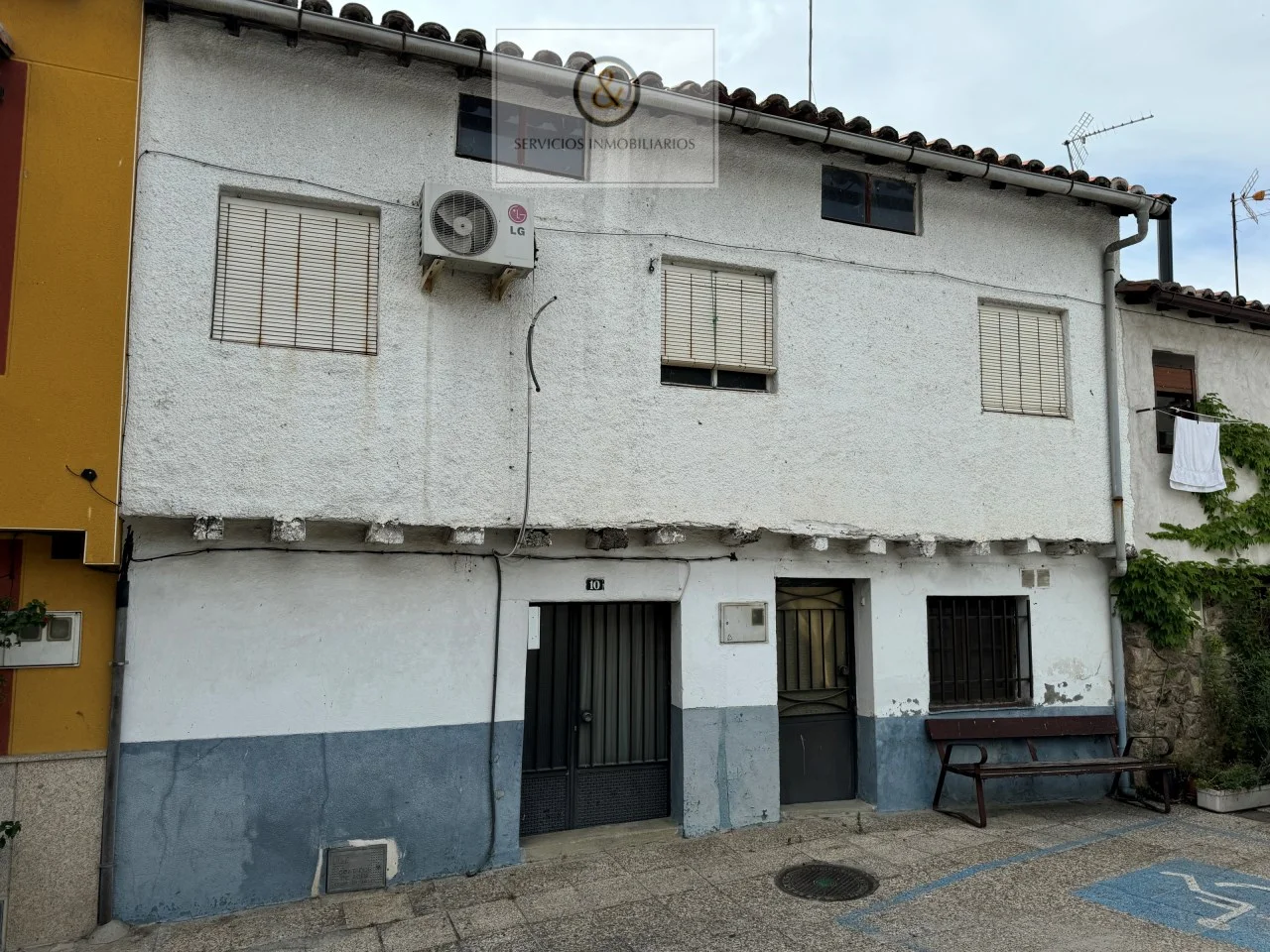 Three-floor house with dual-entry potential