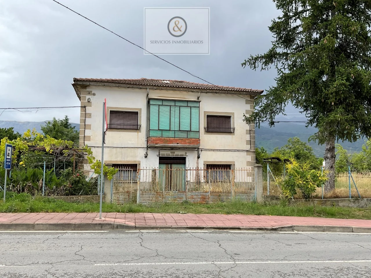 Casa de dos plantas en parcela urbana