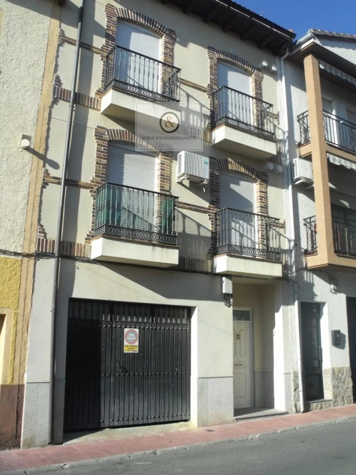 Inmueble de tres viviendas y seis dormitorios