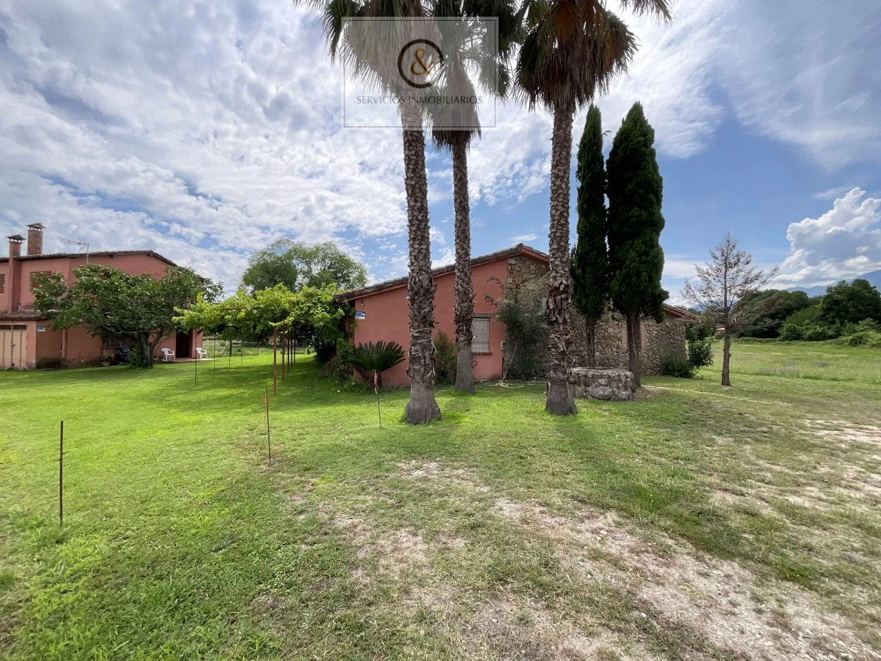 Finca rústica con parcela de 36.800 m²