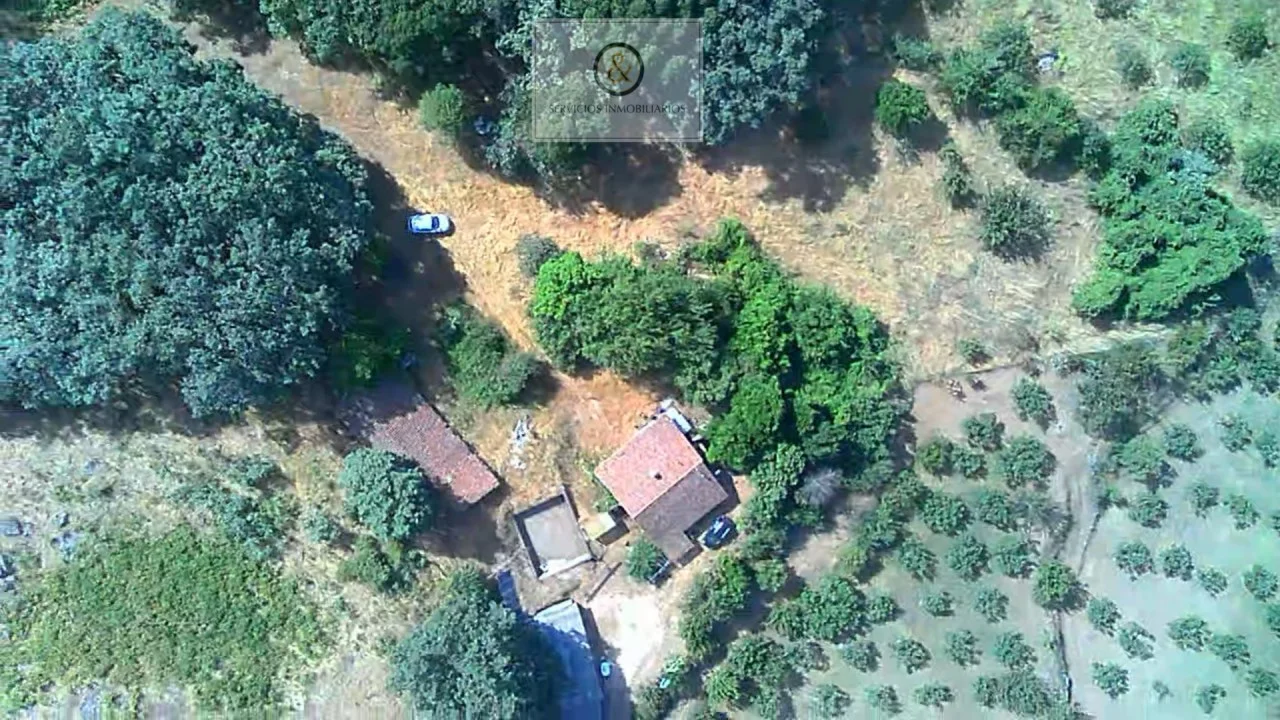 Finca rústica de regadío con edificaciones de piedra