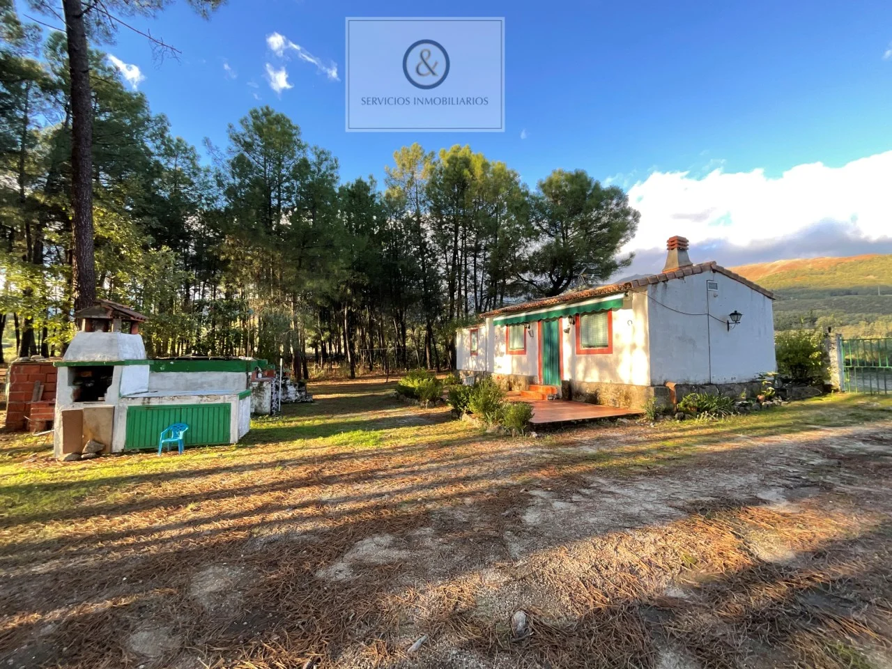 Rustic Candeleda plot with Gredos views