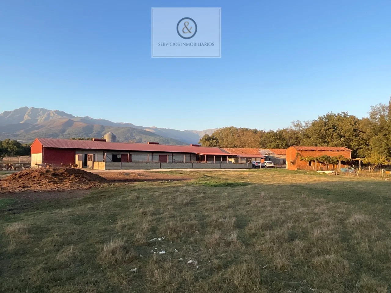 Finca rústica con edificios agrícolas