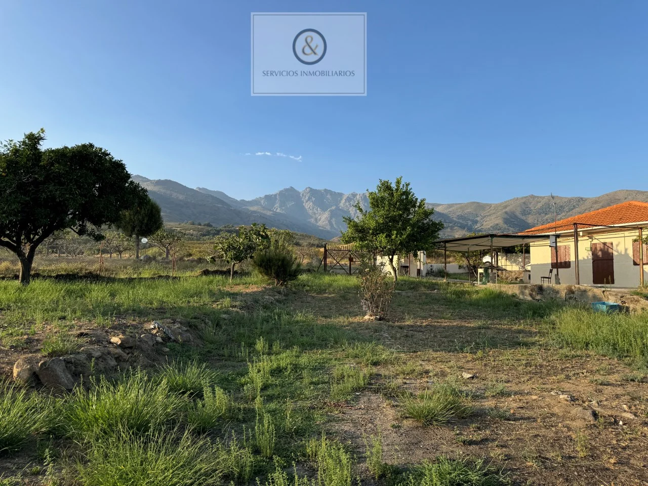 Rural estate near Gredos with dwelling