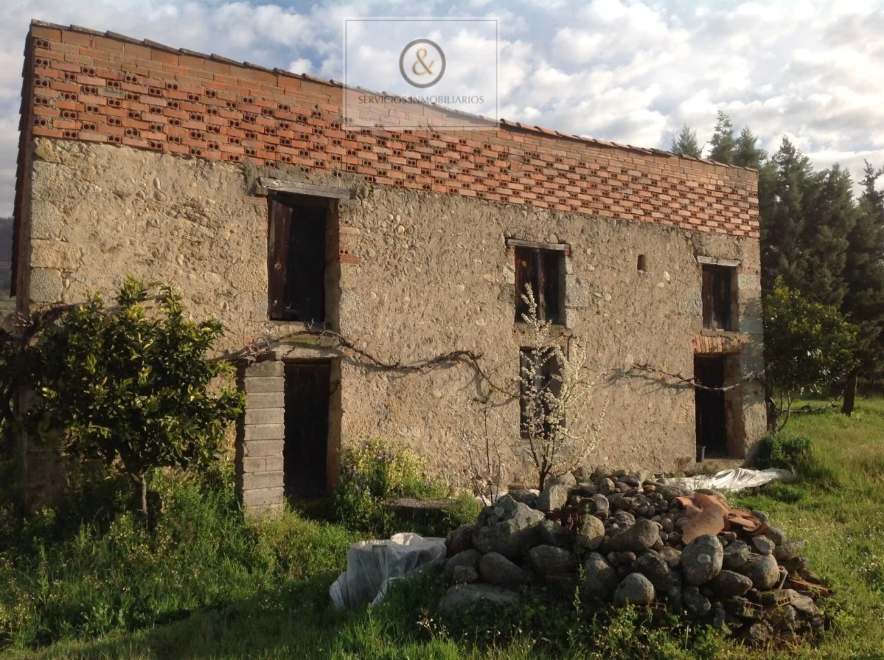 Rustic Candeleda plot with 50 m² building
