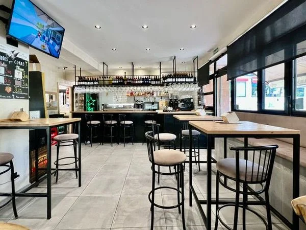 Tenanted bar-restaurant with large terrace