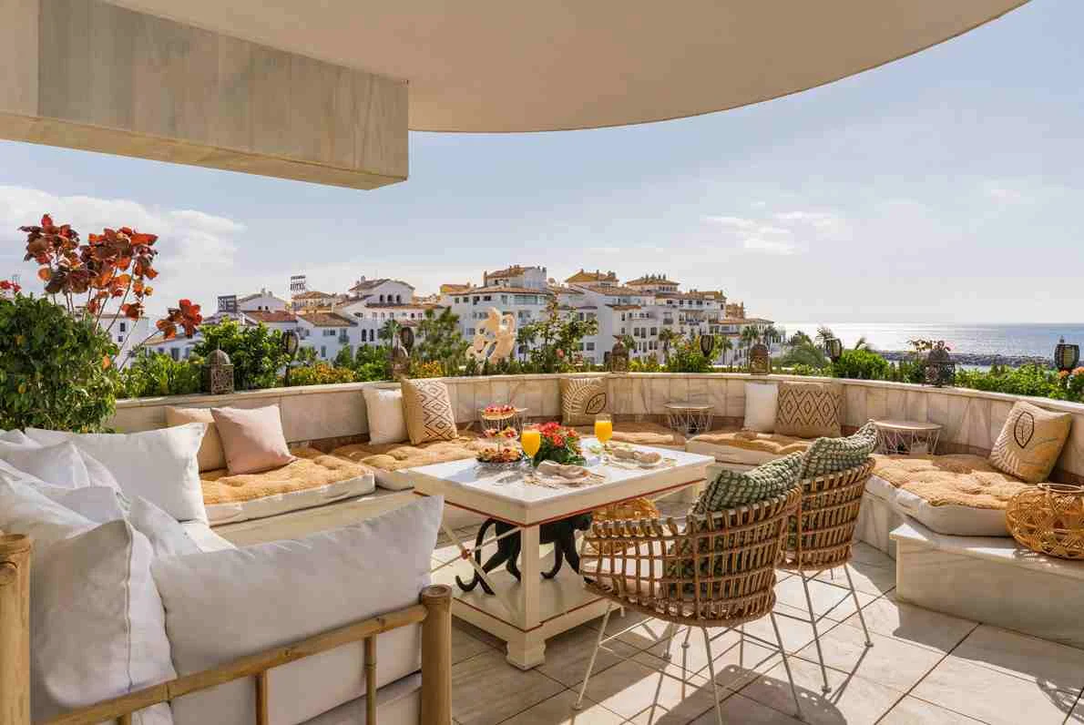 Beachfront Puerto Banús triplex, 7 bedrooms