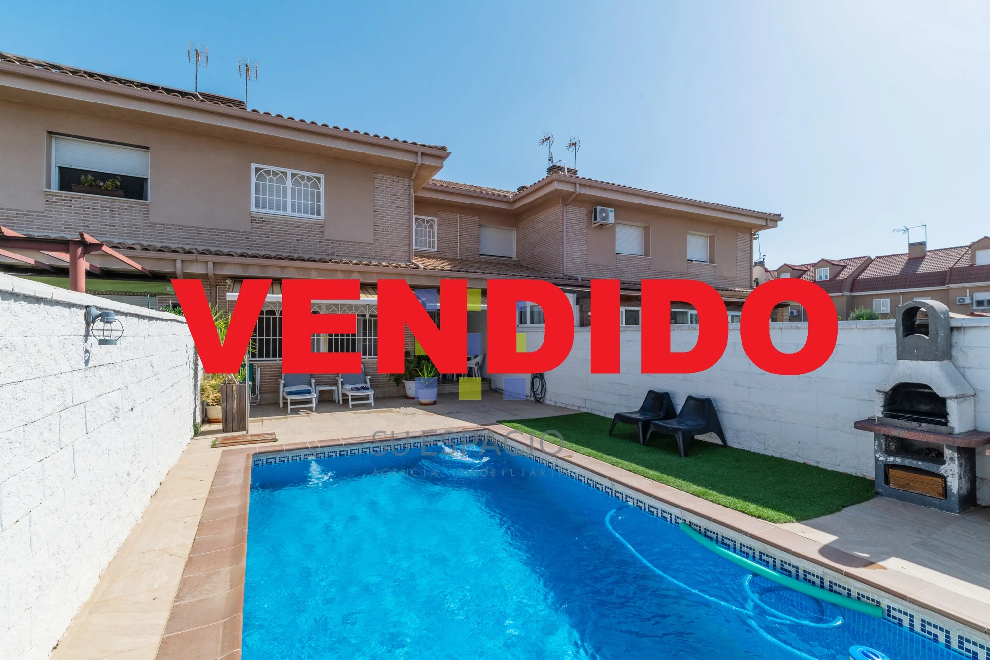 Chalet adosado de cinco dormitorios con piscina