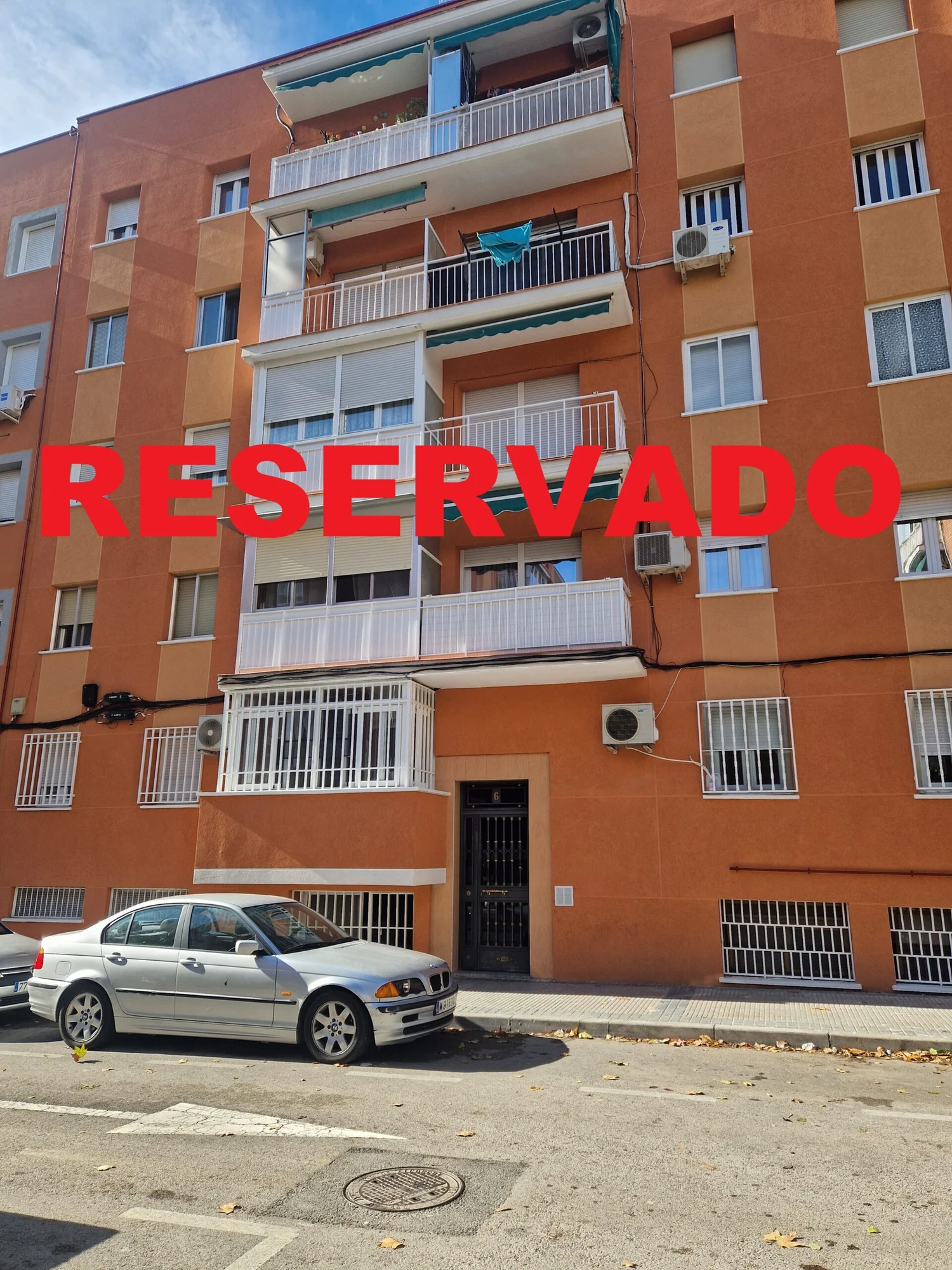 Piso de tres dormitorios con dos garajes