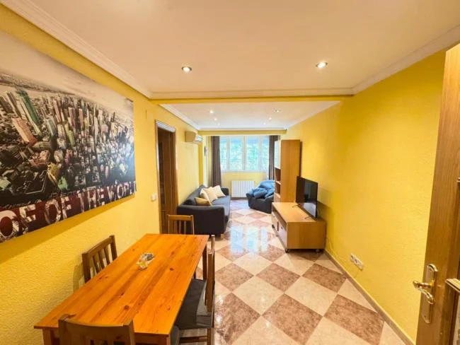 Southwest-facing three-bedroom Getafe flat