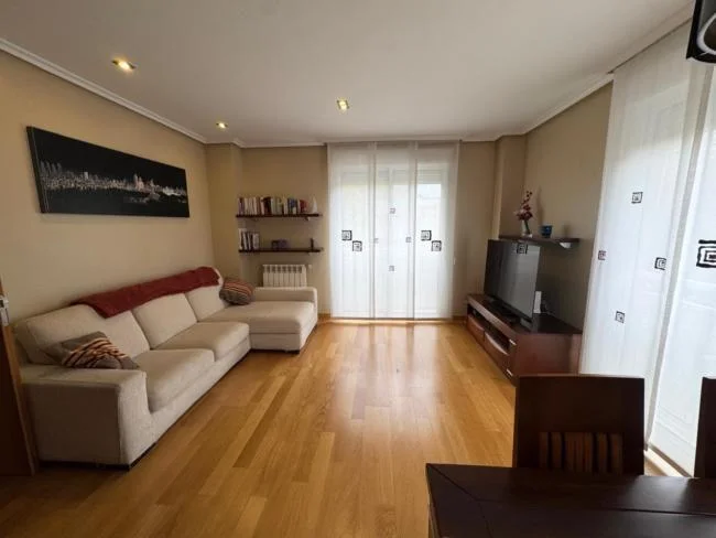 Piso orientado al sur con piscina comunitaria