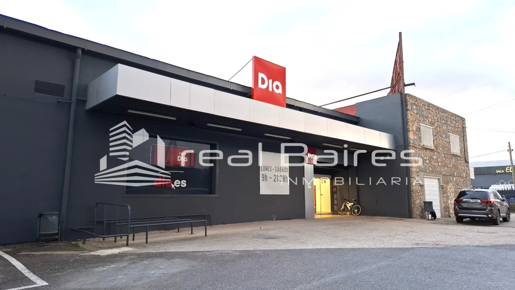 Complejo comercial con inquilino principal
