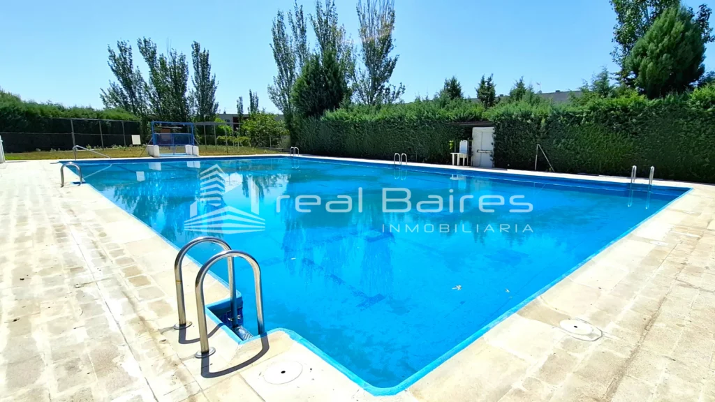 Four-bedroom flat with communal pool