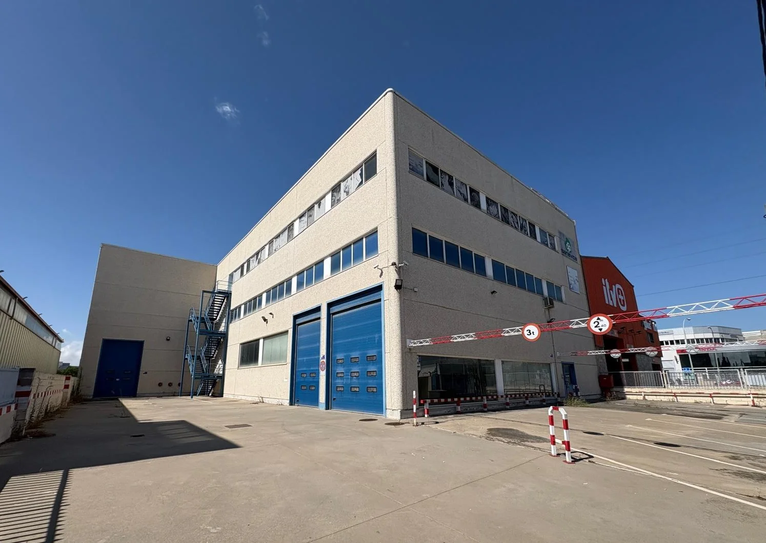 Getafe industrial warehouse with 12m clearance