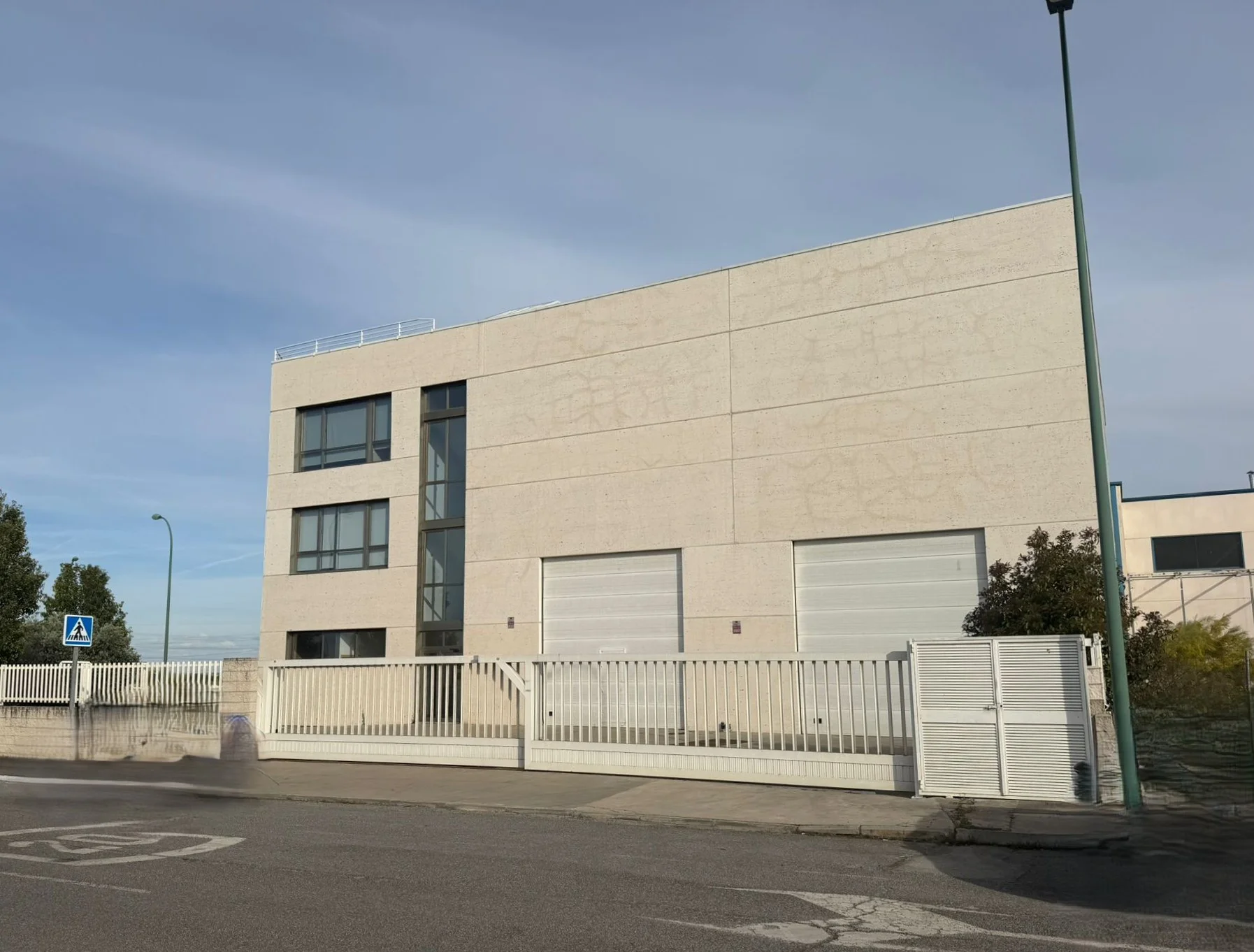Nave industrial independiente de 893 m²