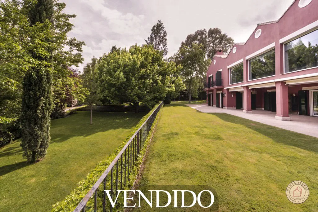 Detached La Moraleja house with pool