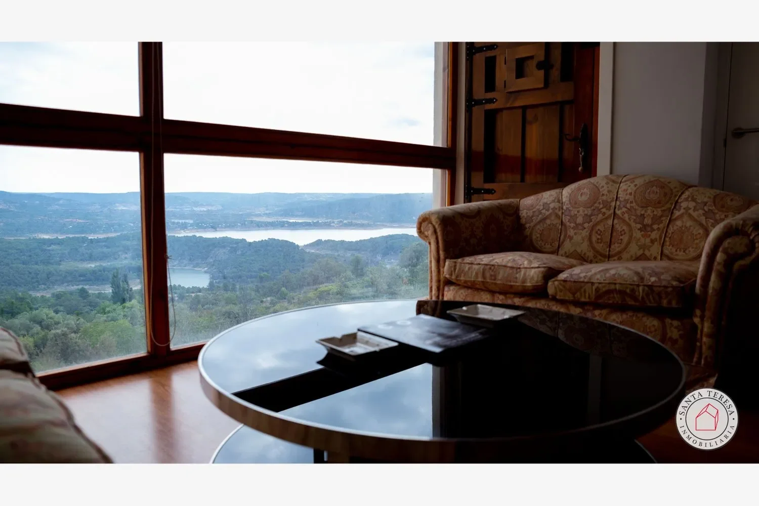 Chalet with reservoir views and apartment