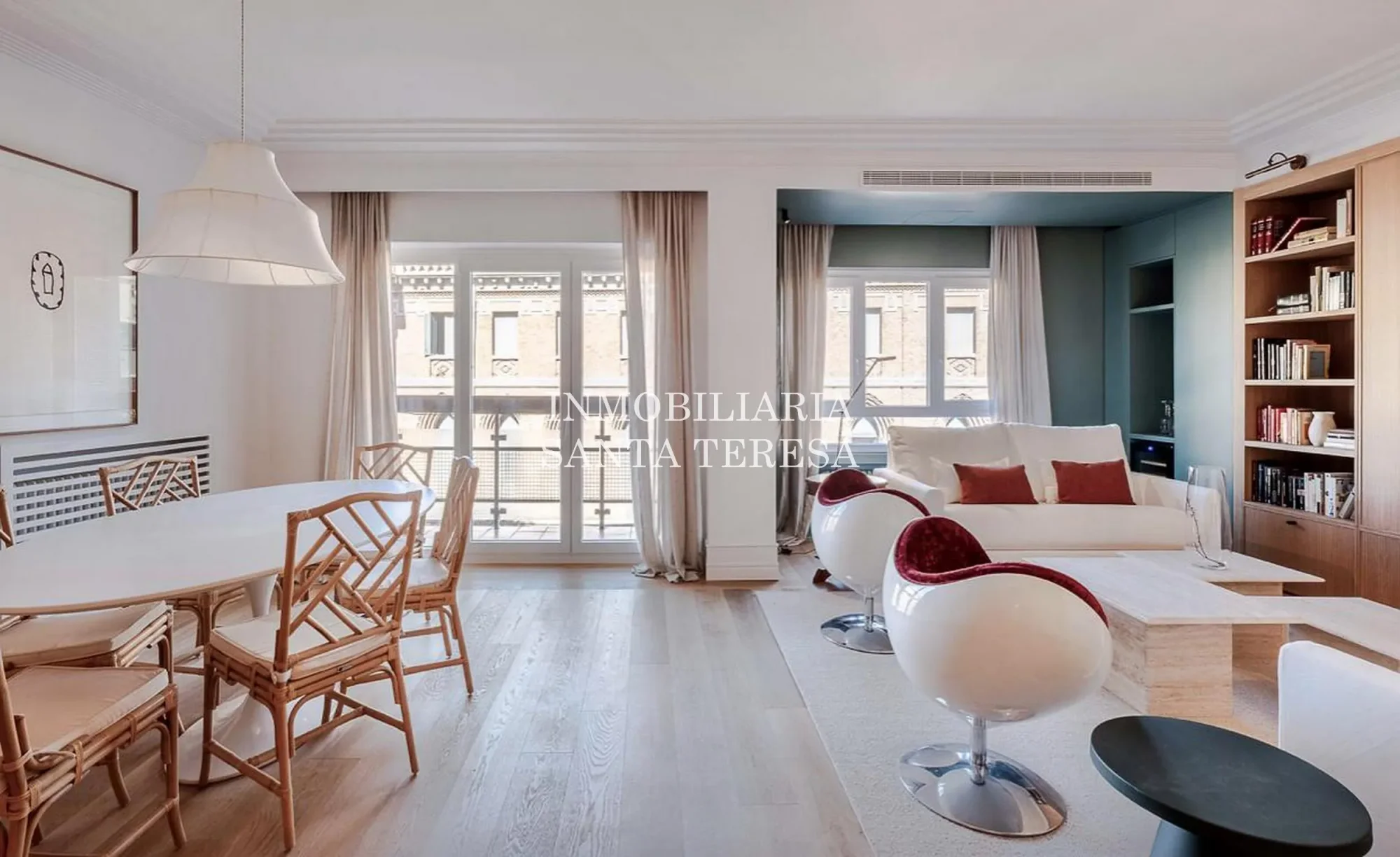 Reformed Almagro flat, 177 m², balcony