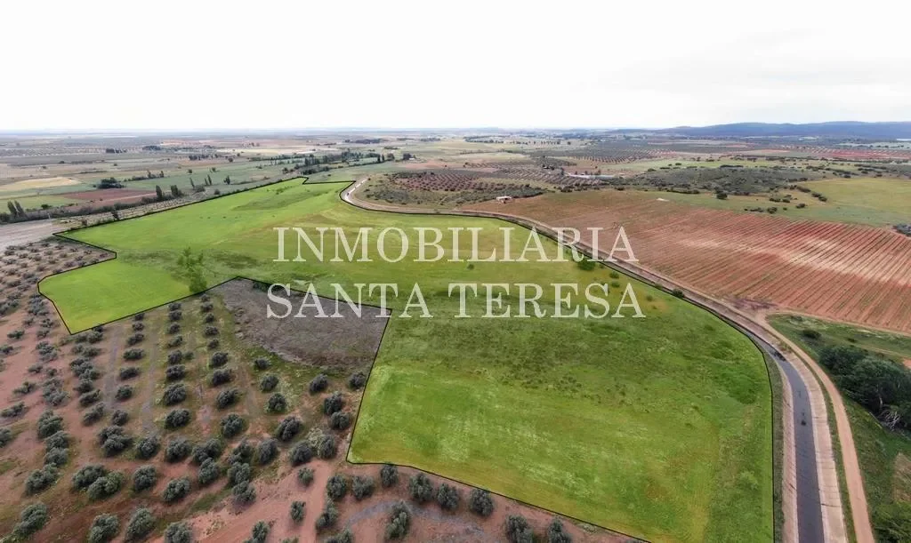 Large Malagón land with water views