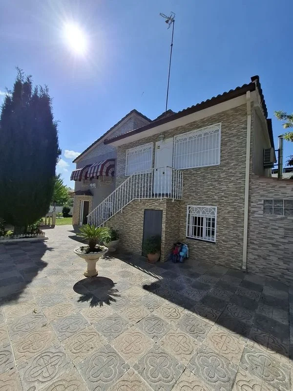 Chalet reformado de cinco dormitorios en El Álamo