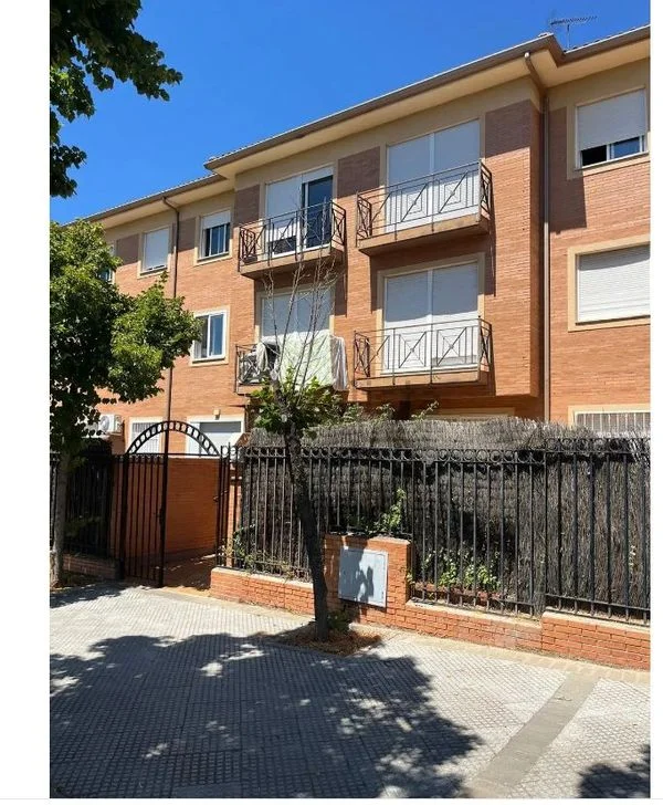 Tenanted three-bedroom flat in Centro