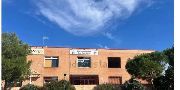 Three-floor corner commercial unit, 400 m²