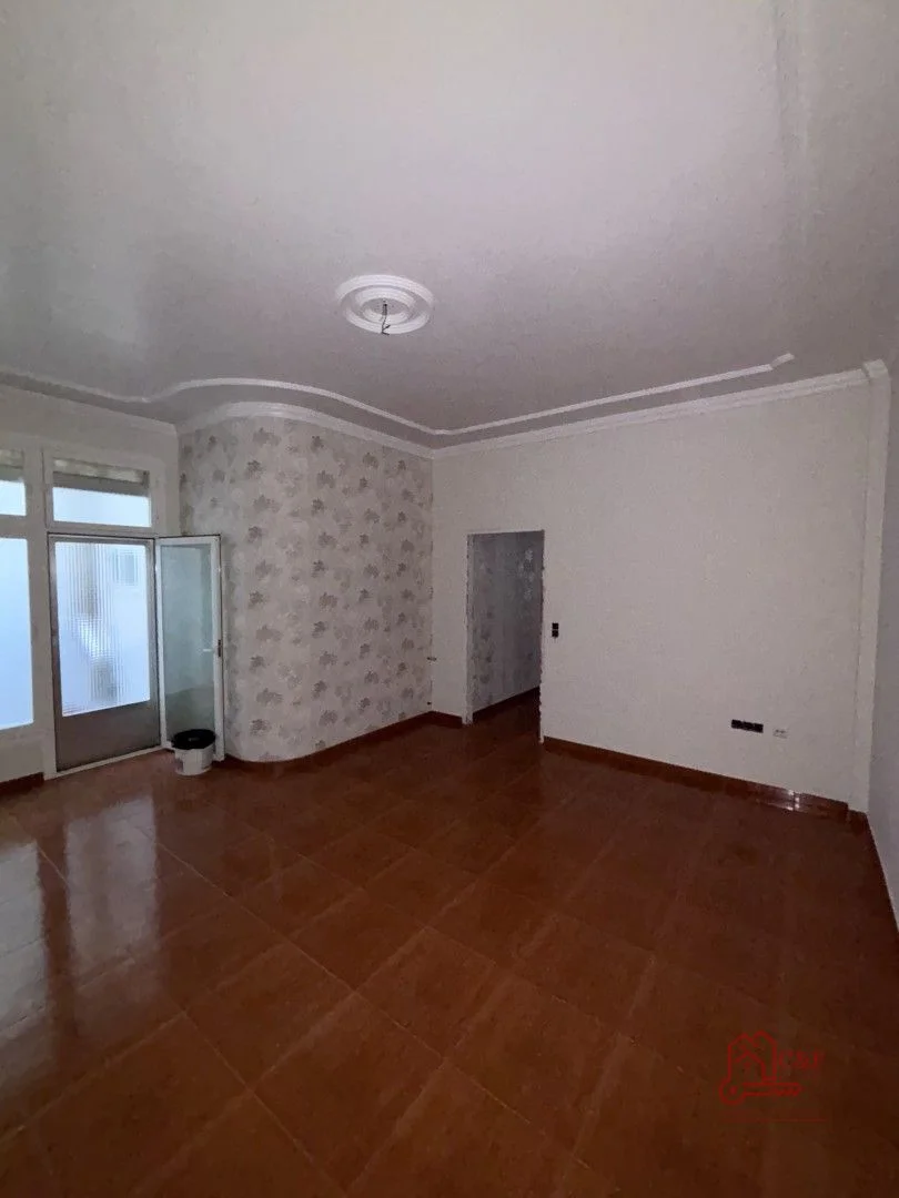 Casa de una planta con garaje versátil