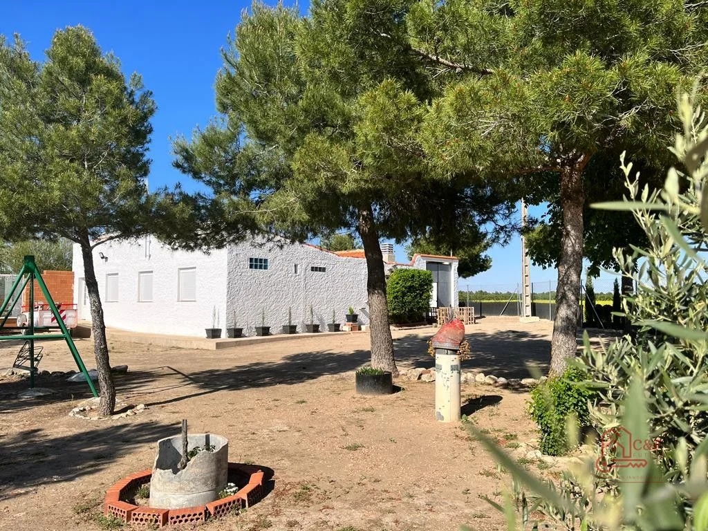 Rural retreat on 37,000 m² land