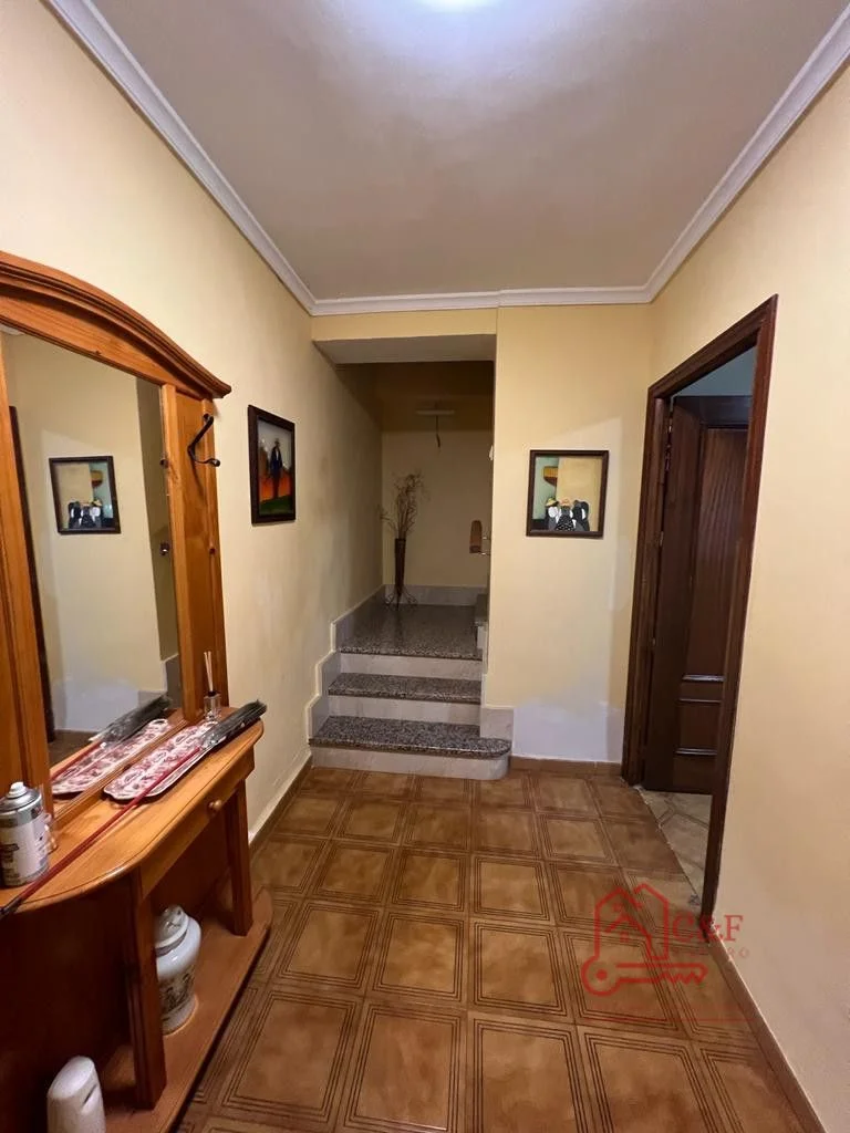 Casa conservada de cuatro dormitorios en Cinco Casas