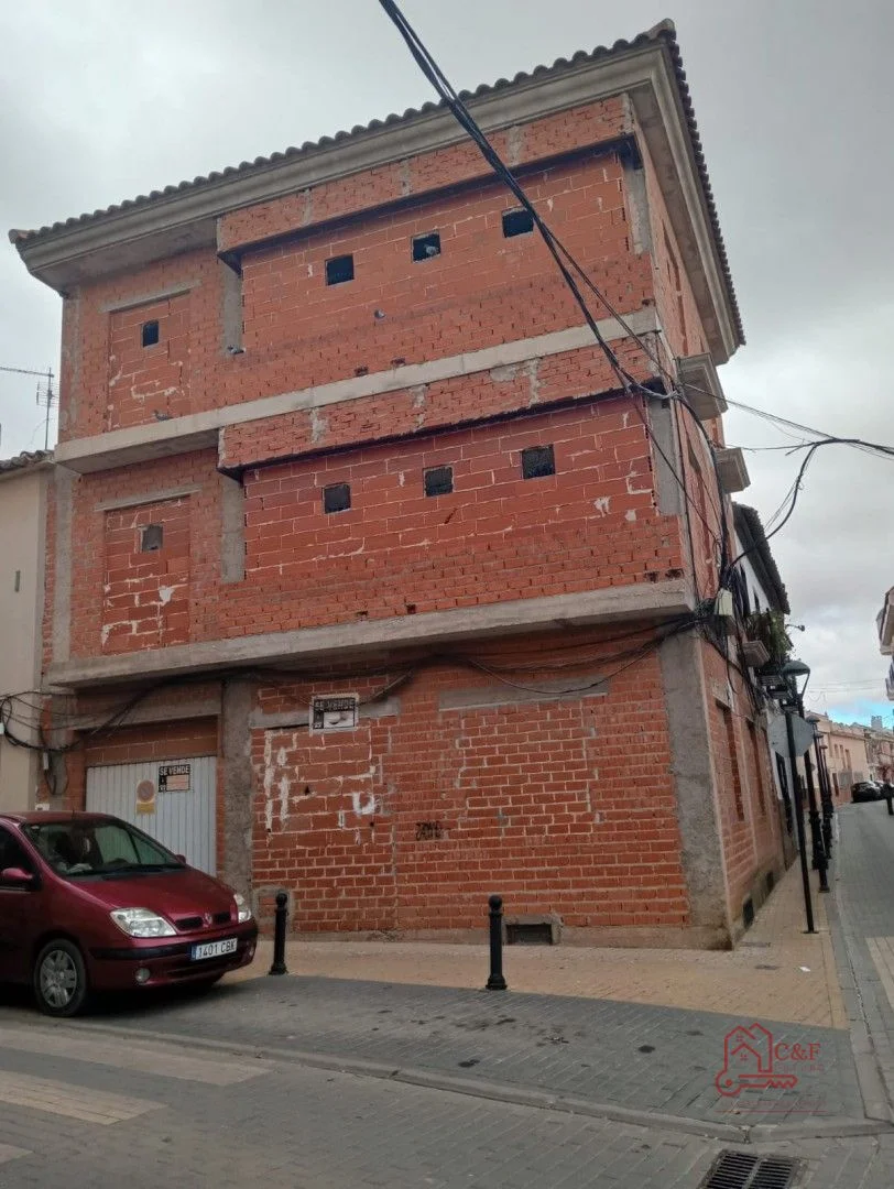 Semi-built house in Herencia, 4 bedrooms