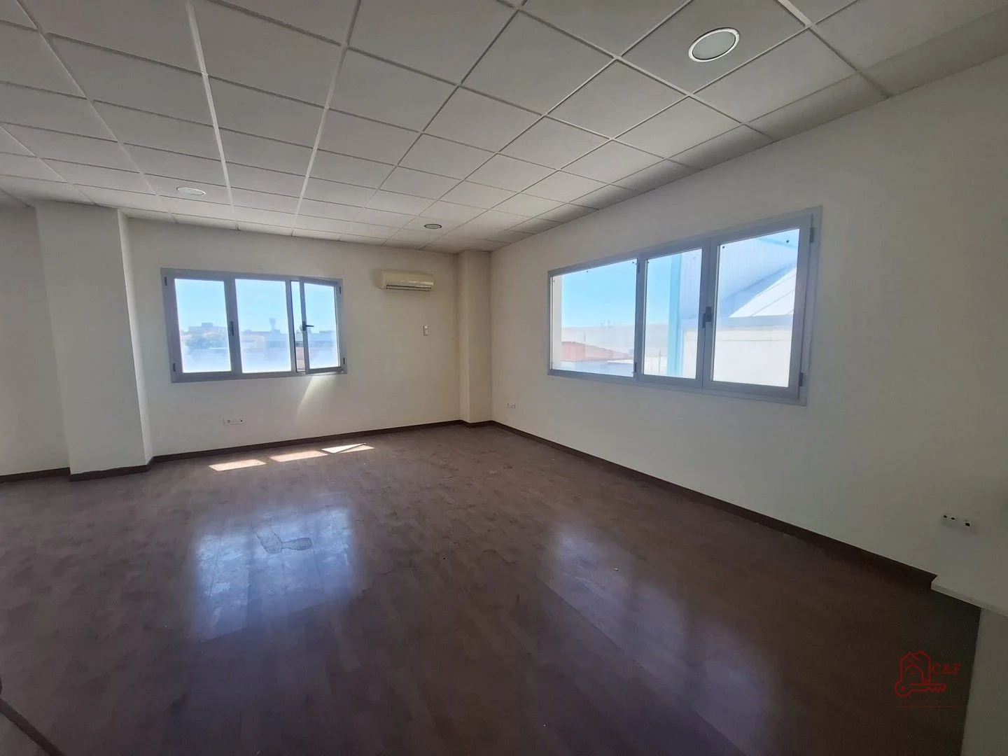 Nearly new 60 m² office in Alcázar