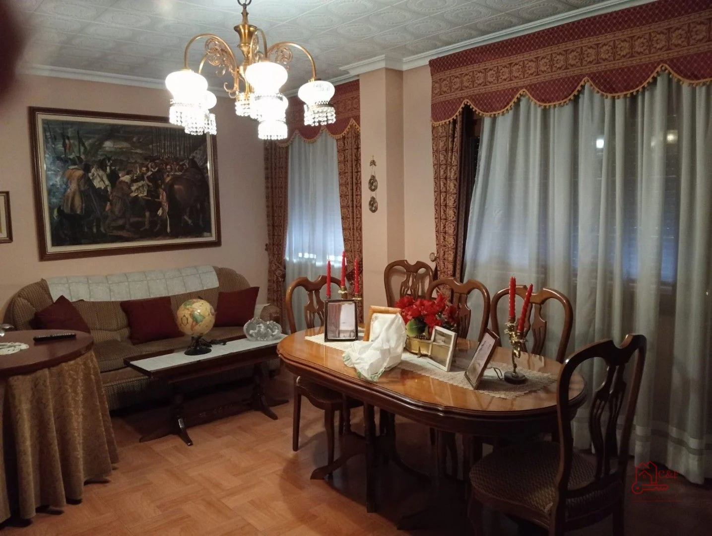 Central eight-bedroom flat with balconies