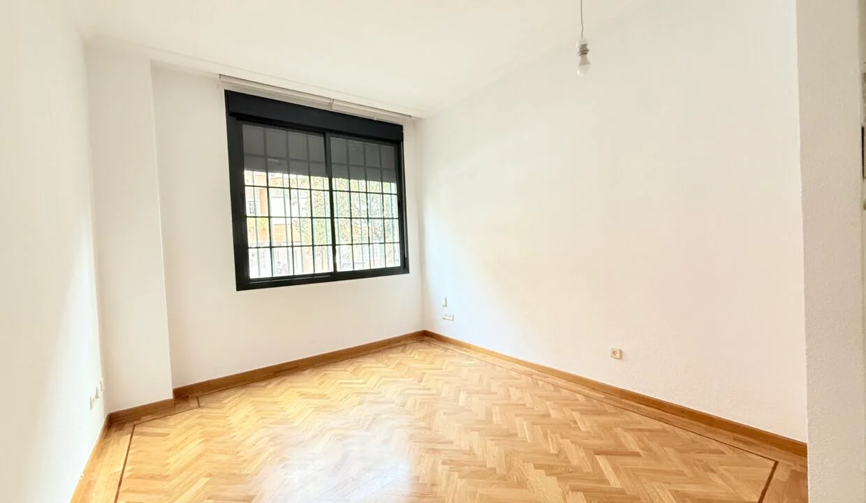 Bright ground-floor flat with pool