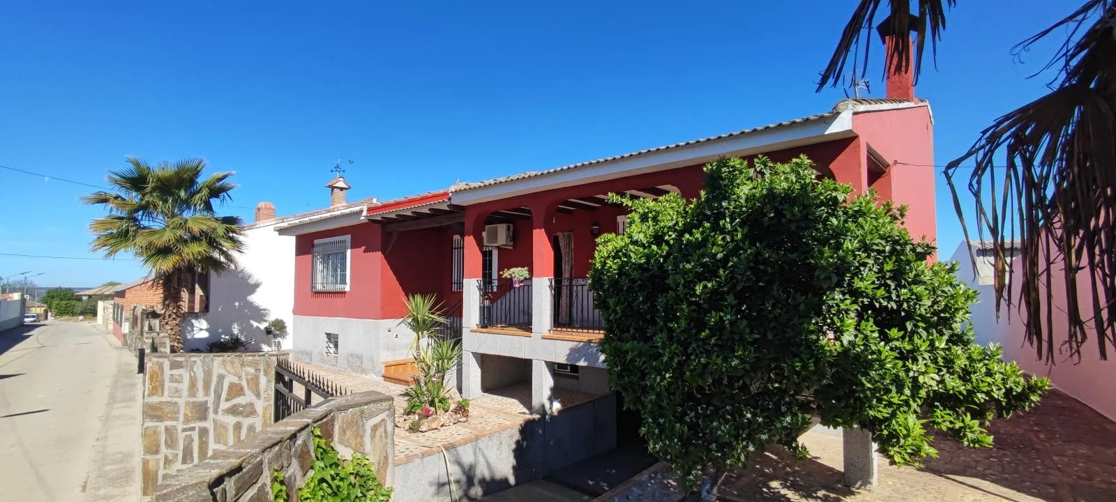 Detached chalet with expansive ancillary space